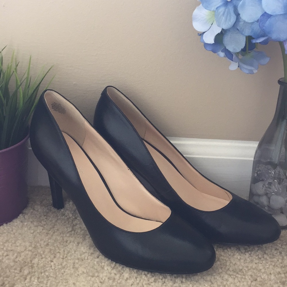 ☀️ Nine West black pumps